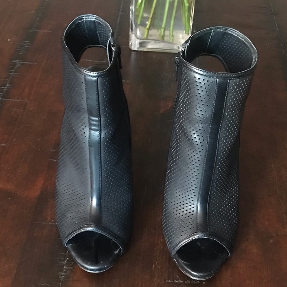 Black high heeled bootie - Picture 3 of 7